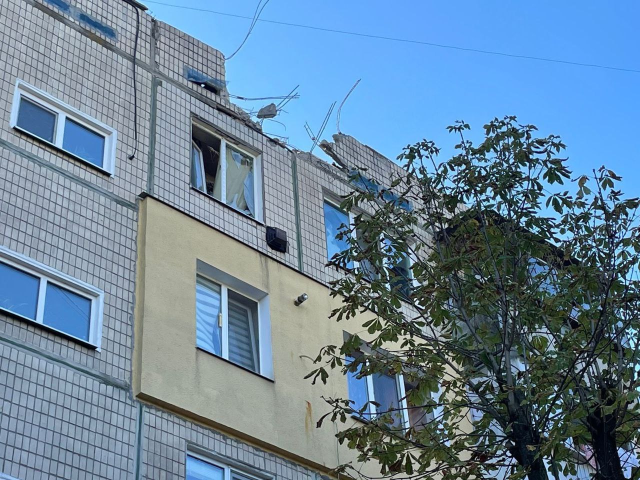У багатоповерхівці проломлений дах