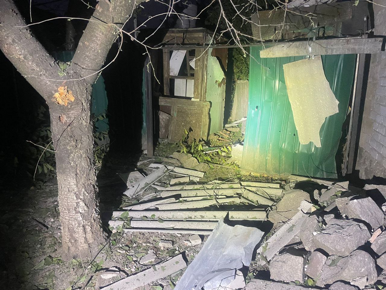 Подвір'я в уламках