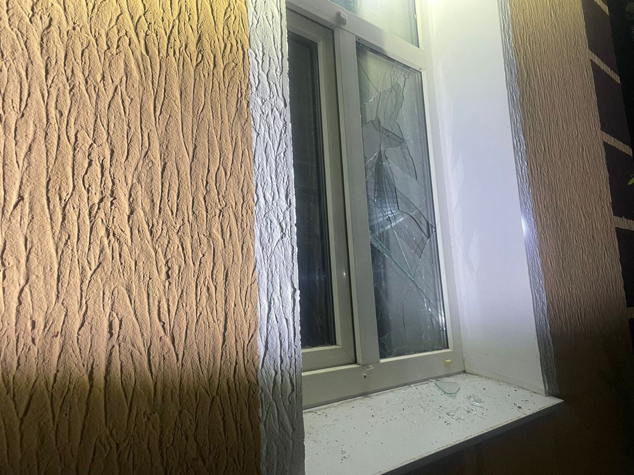 Розбите вікно