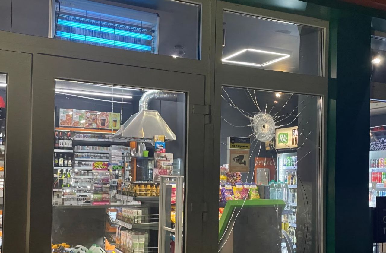 Розбите вікно на АЗС