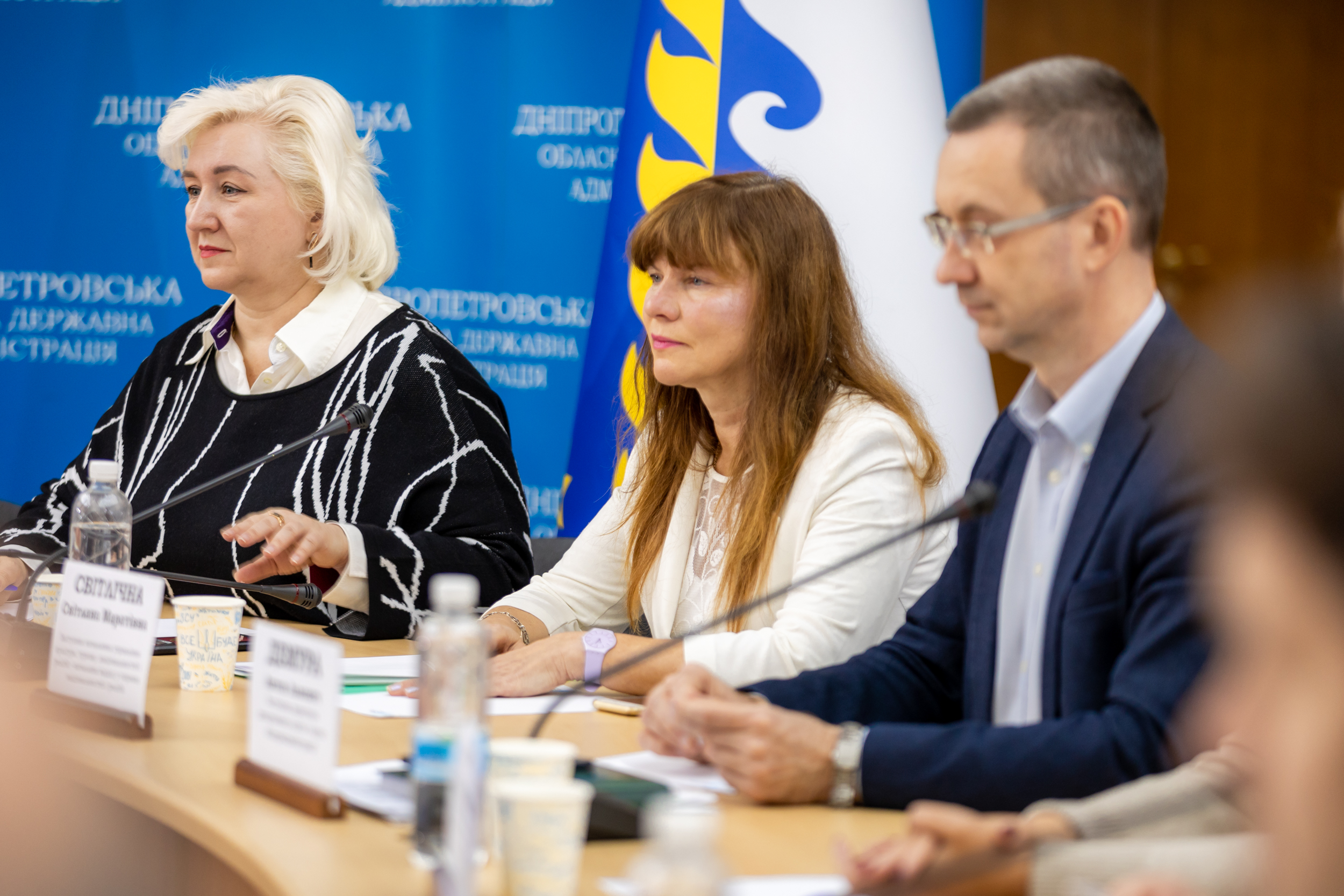 Представники обладміністрації слухають диктант, перед тим як почати писати