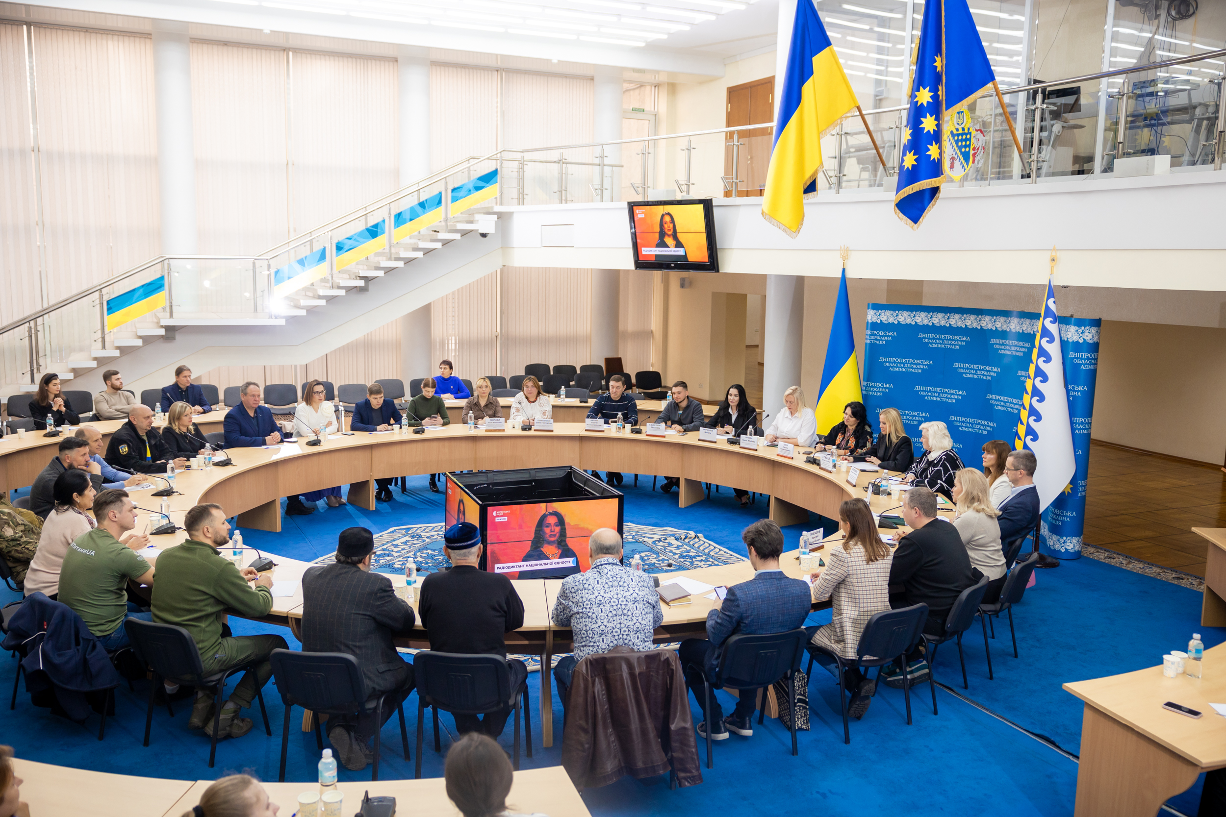  Учасники, які зібралися в ОВА писати диктант