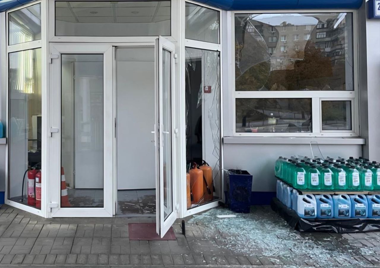 Потрощені вікна на АЗС