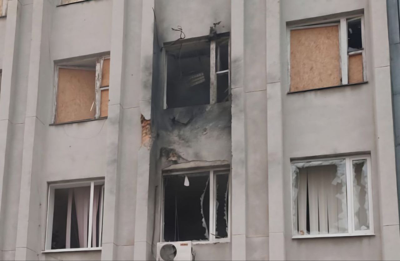 Понівечена адмінбудівля