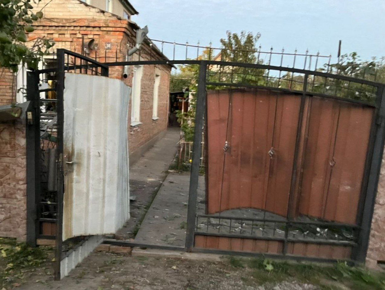 Понівечений паркан на одному з приватний подвір'їв