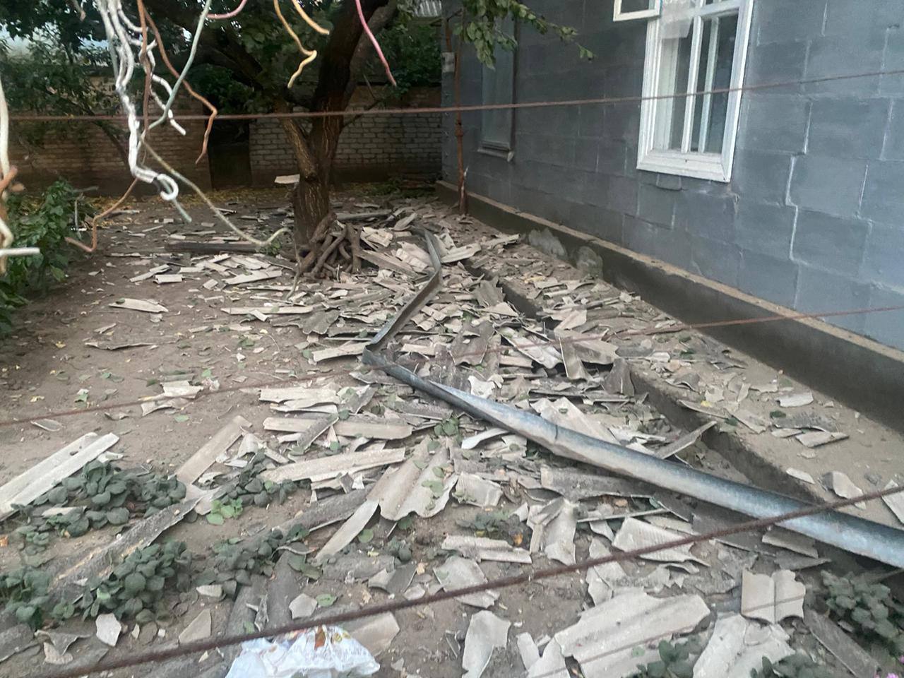 Наслідки ворожої атаки – розкидані по подвір’ю уламки