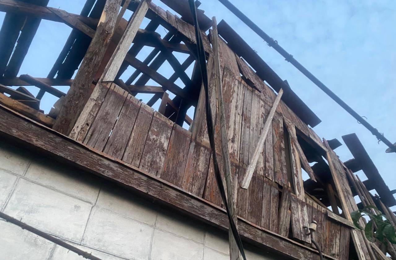 Будівля з пошкодженою покрівлею 