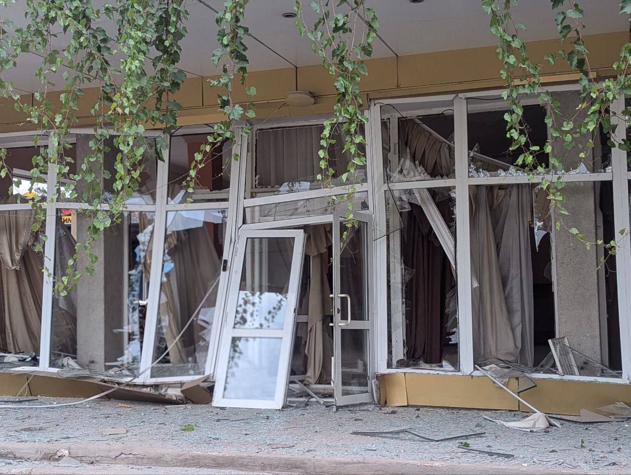 Вибиті вікна та двері у будівлі.