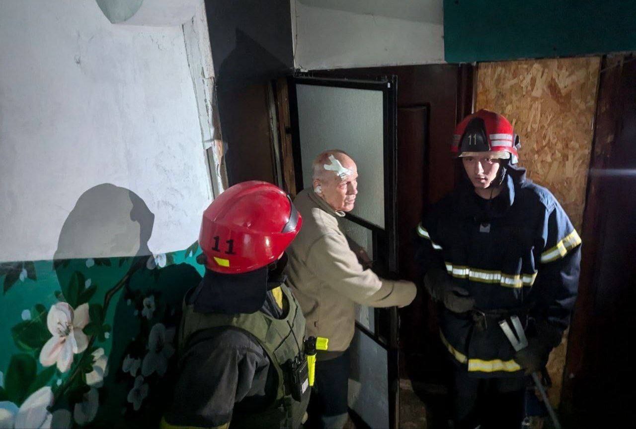 Надзвичайники допомагають містянам, які пережили складний ранок