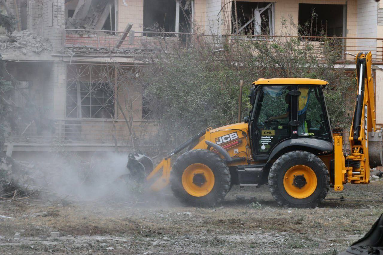 На місці атаки у Кривому Розі працює комунальна техніка.