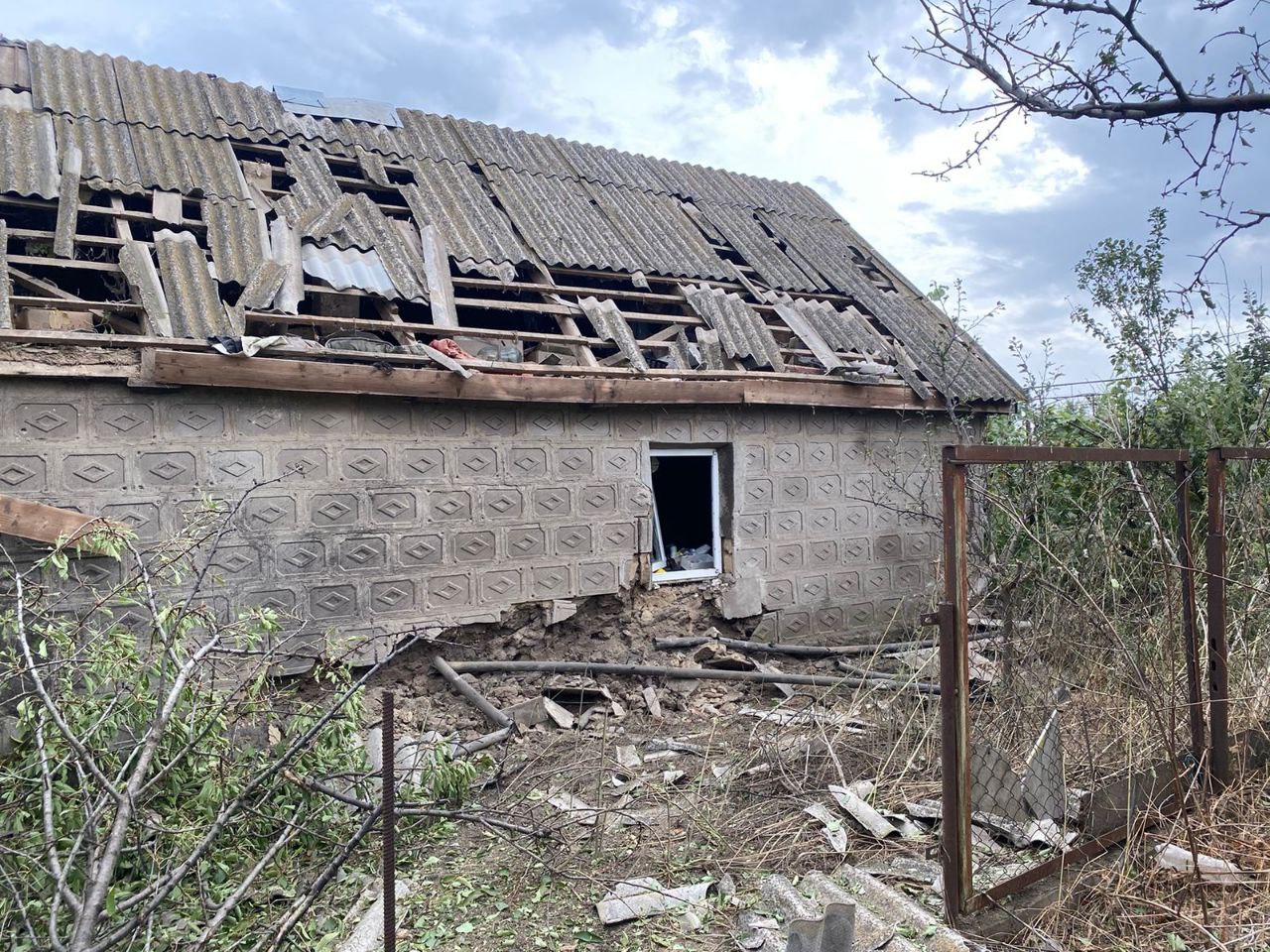 У Нікопольському районі через обстріли побиті покрівлі приватних осель.