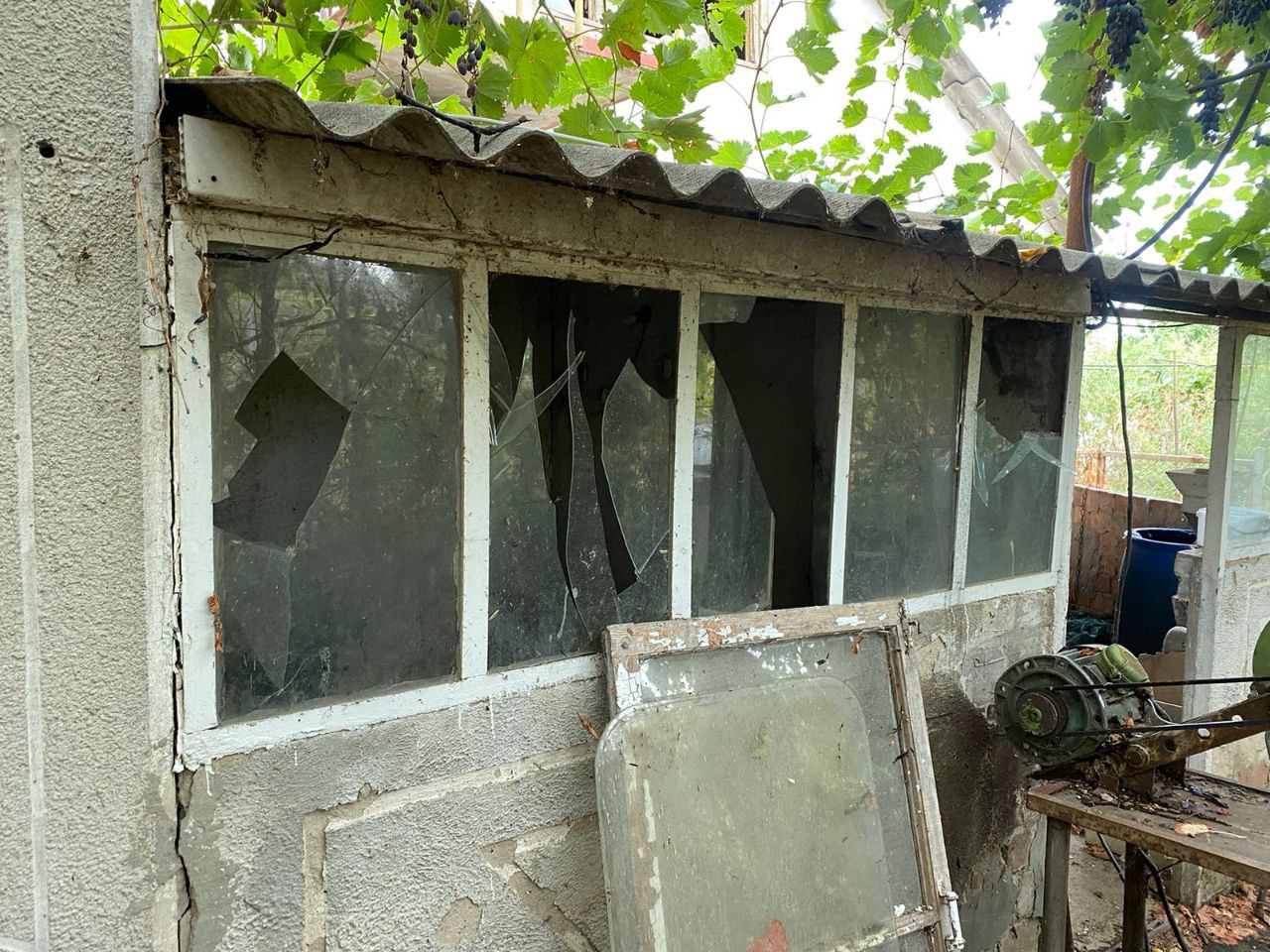 Скло у вікнах також потрощене.