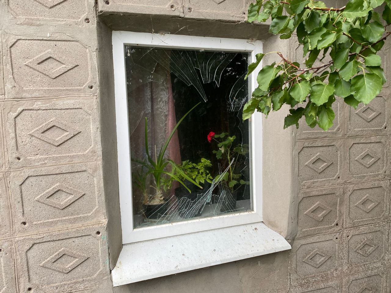 Розбите вікно через удари ворожих БпЛА.