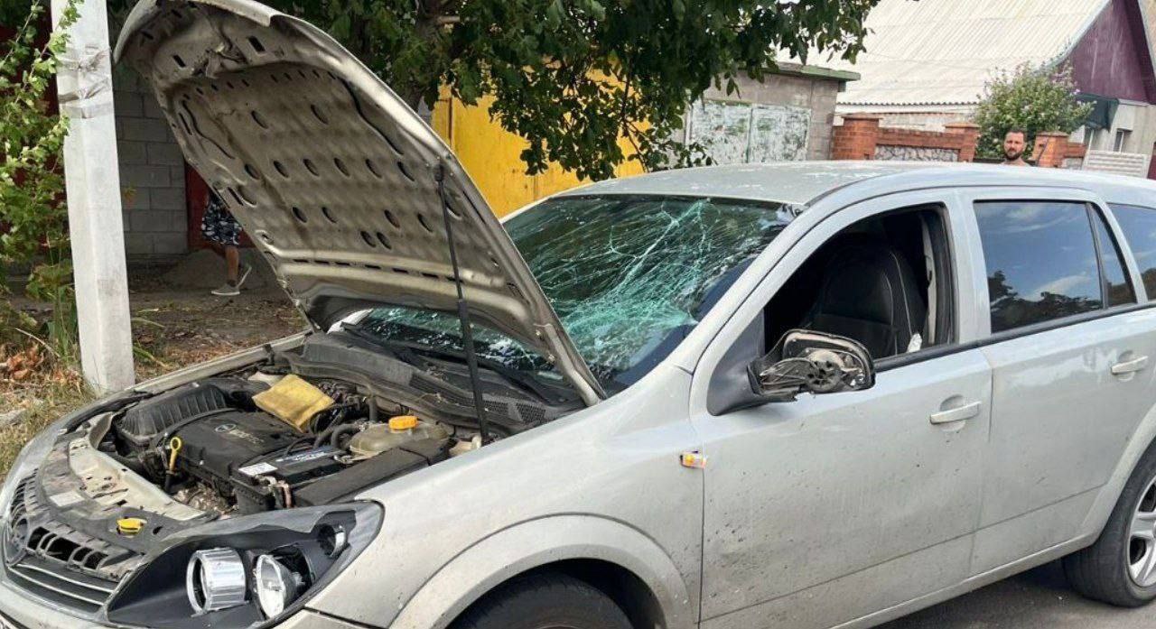 В автівці потрощене лобове скло.