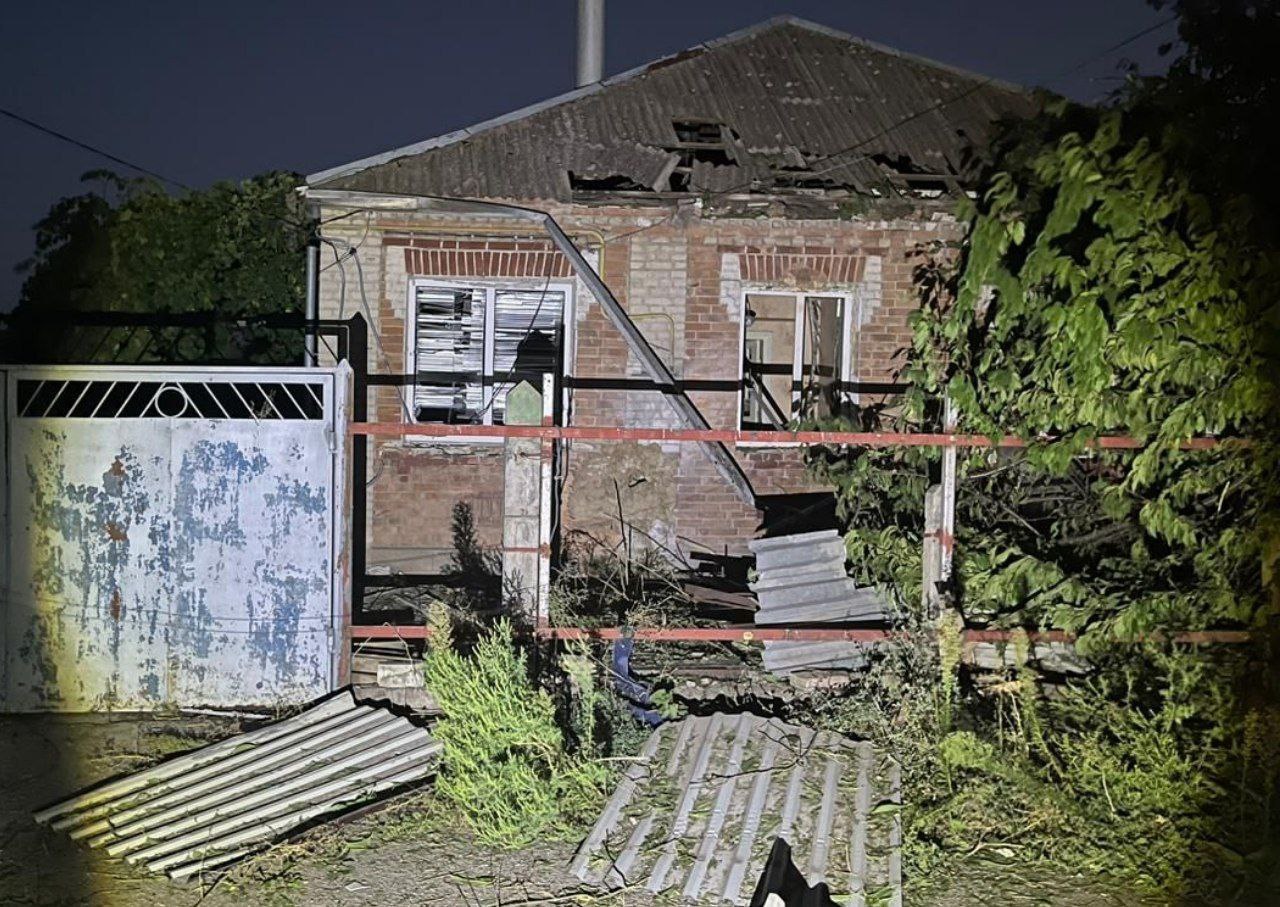 Побиті покрівля в оселі та паркан.