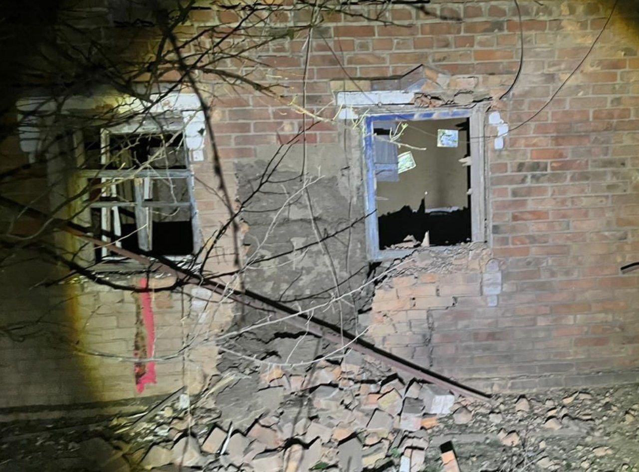 В одній з хат частково зруйнована стіна.