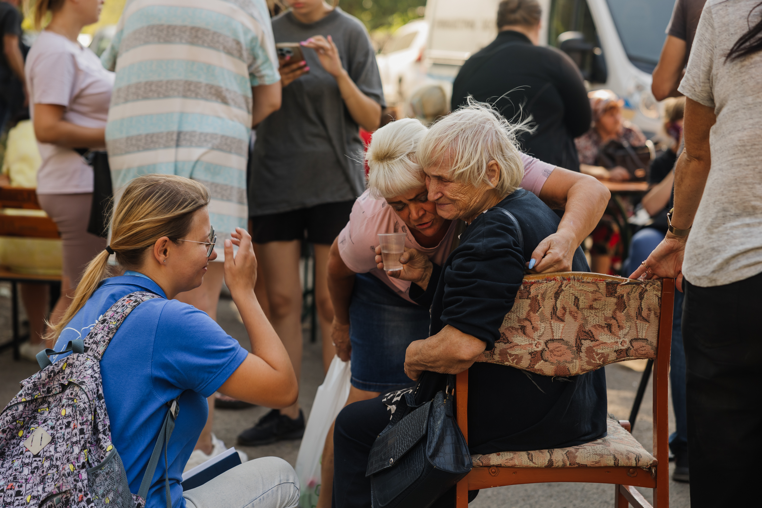 Люди, які пережили ракетну атаку, не можуть вгамувати сліз. Підтримують один одного.