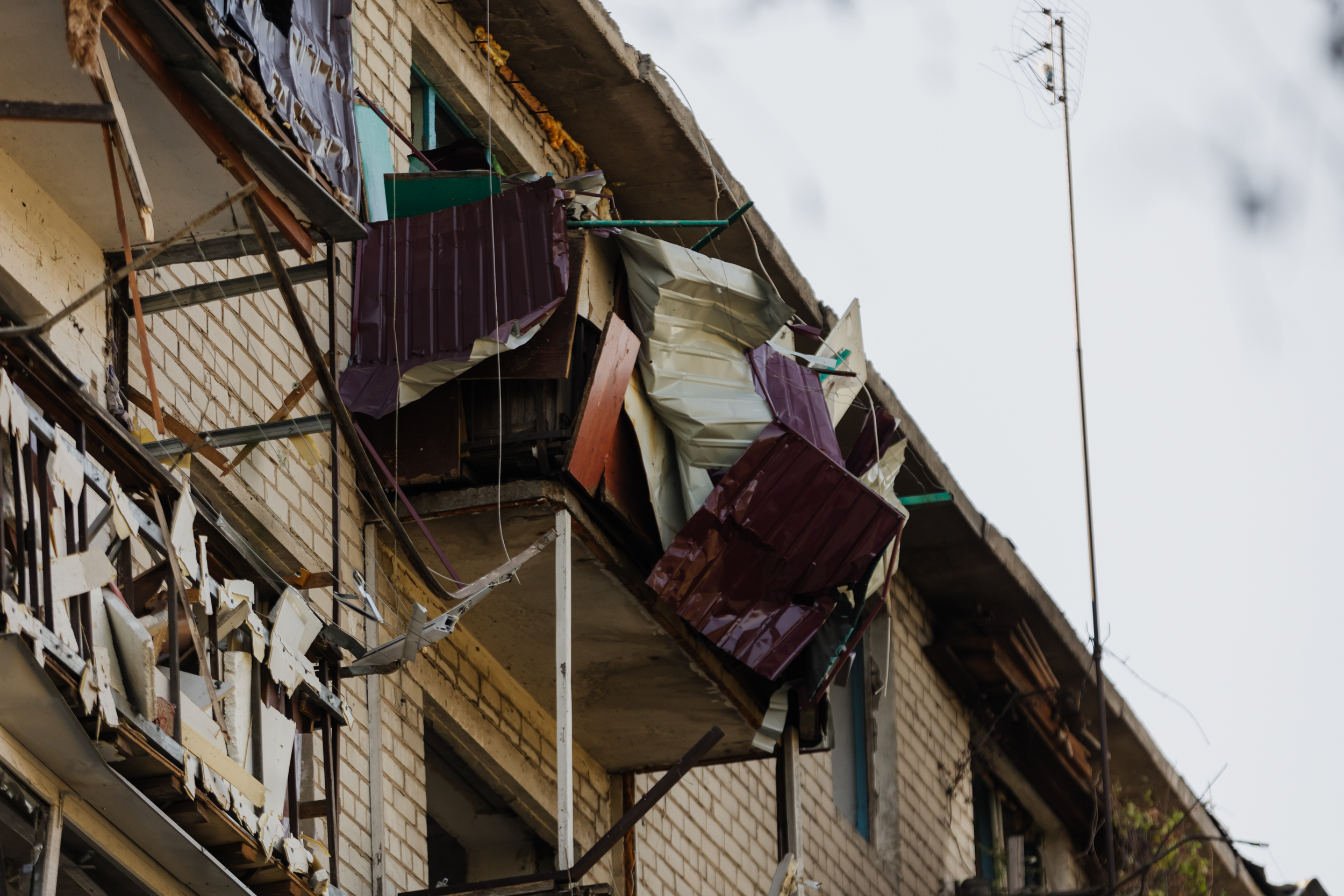 Потрощений балкон у багатоквартирному будинку. 