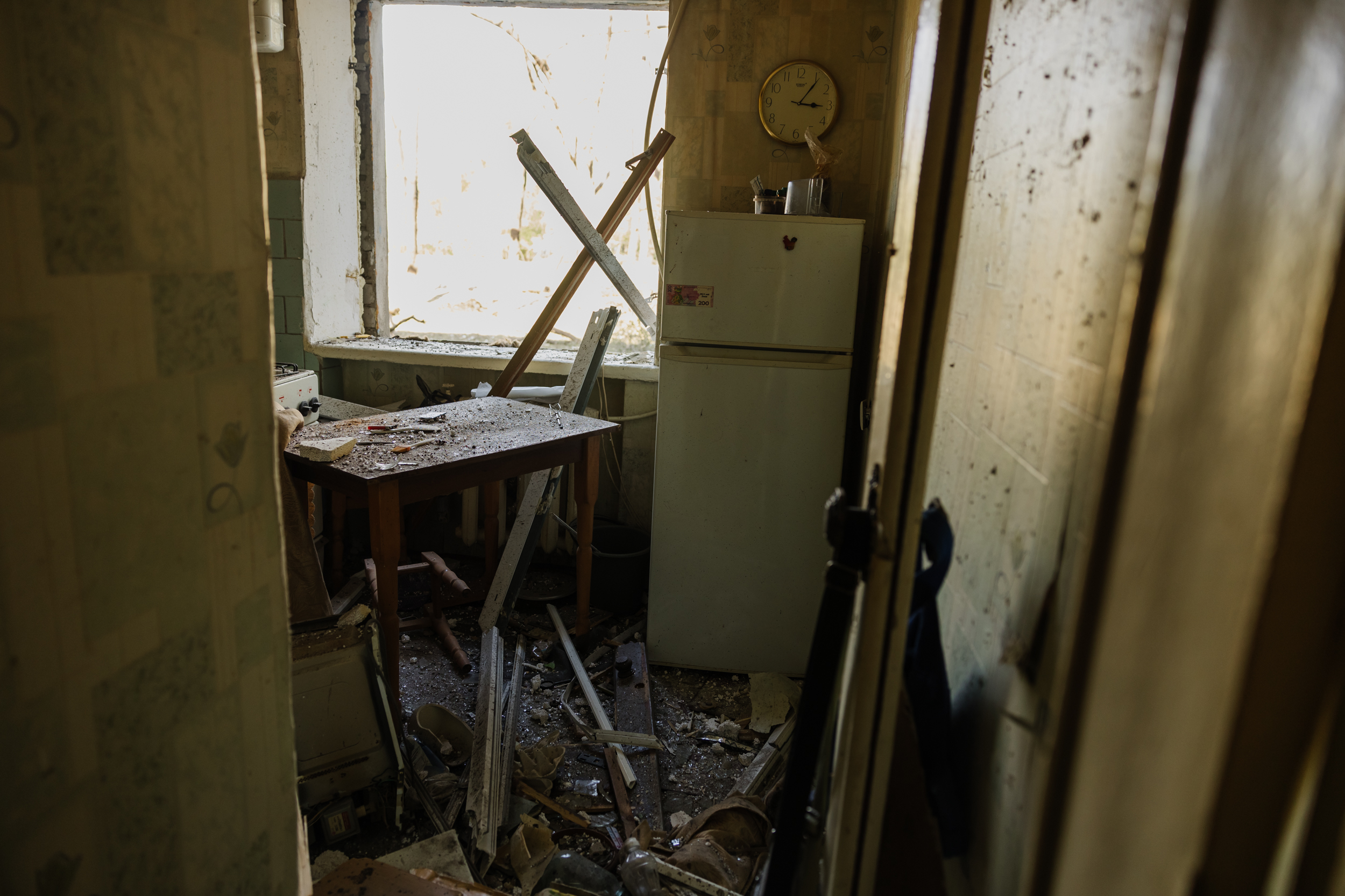 У квартирах все в будівельних уламках. 