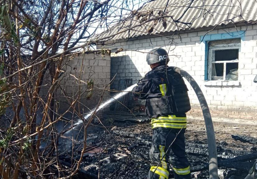 Надзвичайник приборкує вогонь.