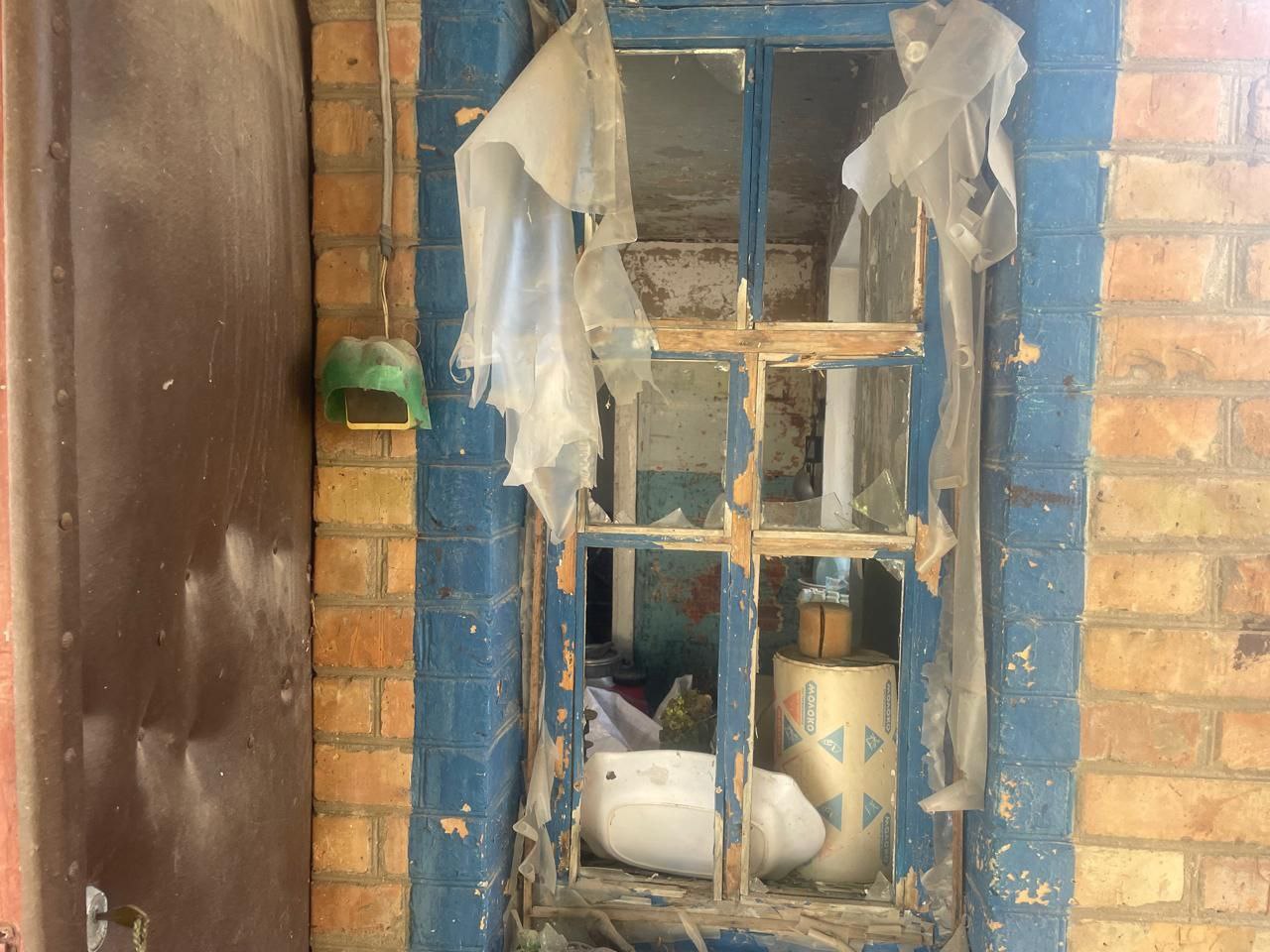 Після обстрілів з вікна посипалося скло.