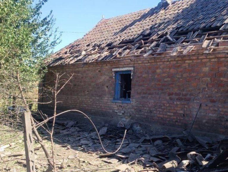 У приватному будинку побита покрівля. 