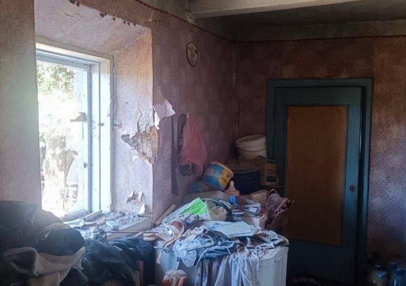 Понівечена кімната у приватній оселі.