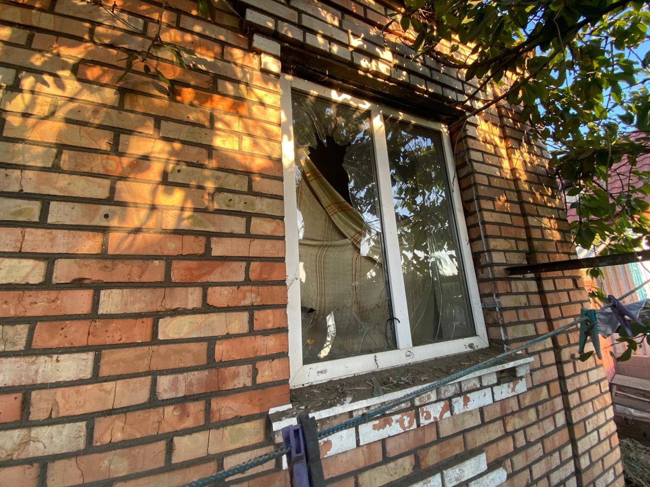 Вибите вікно у будинку 