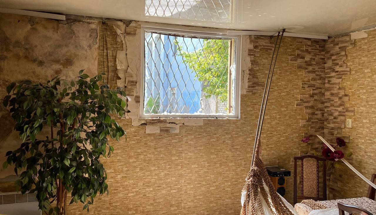 Руйнування всередині кафе