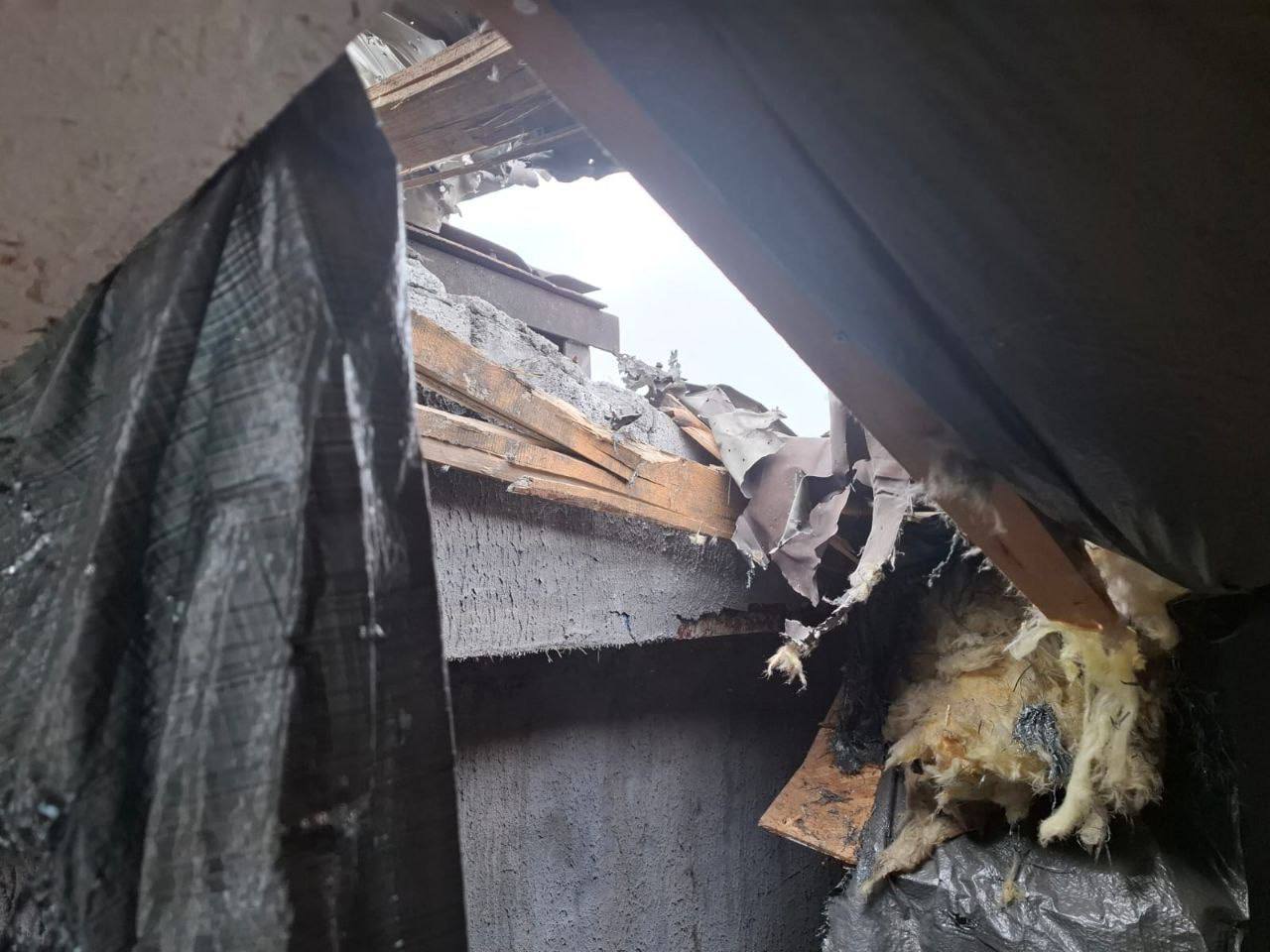 Пробита ворожими снарядами покрівля. 
