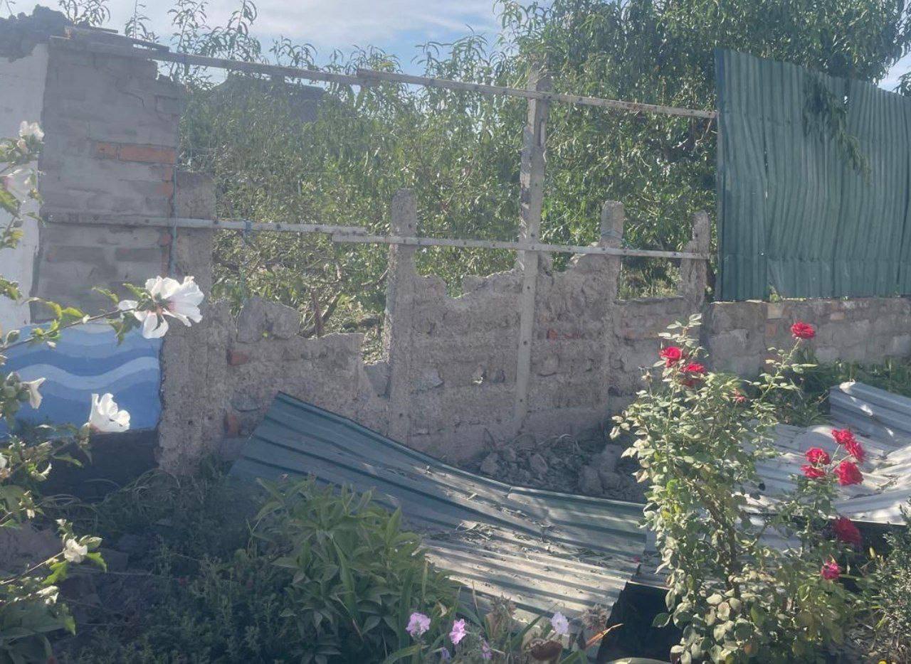 Зачепило і паркан.