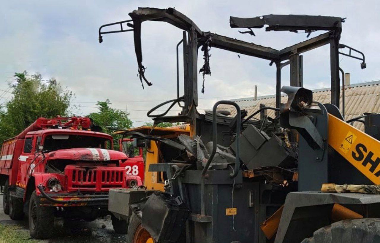 Понівечені у райцентрі машини ‒ комунальна та пожежна.