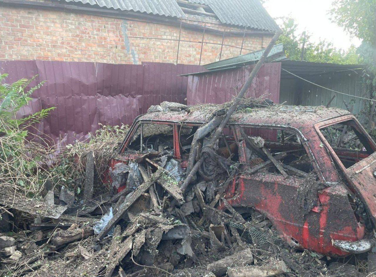 Ворожа зброя знищила автівку.