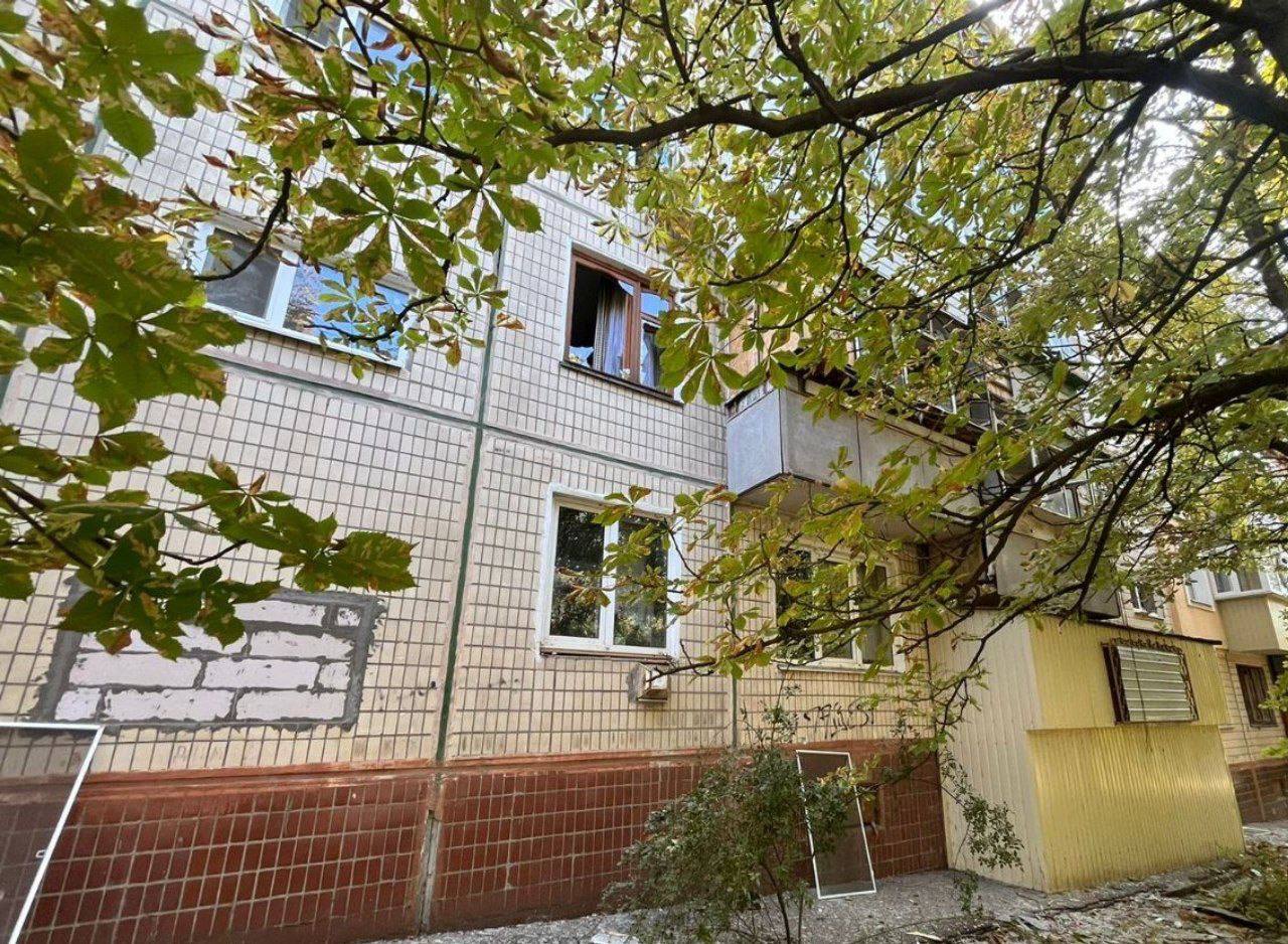 У багатоповерхівці потрощені шибки.