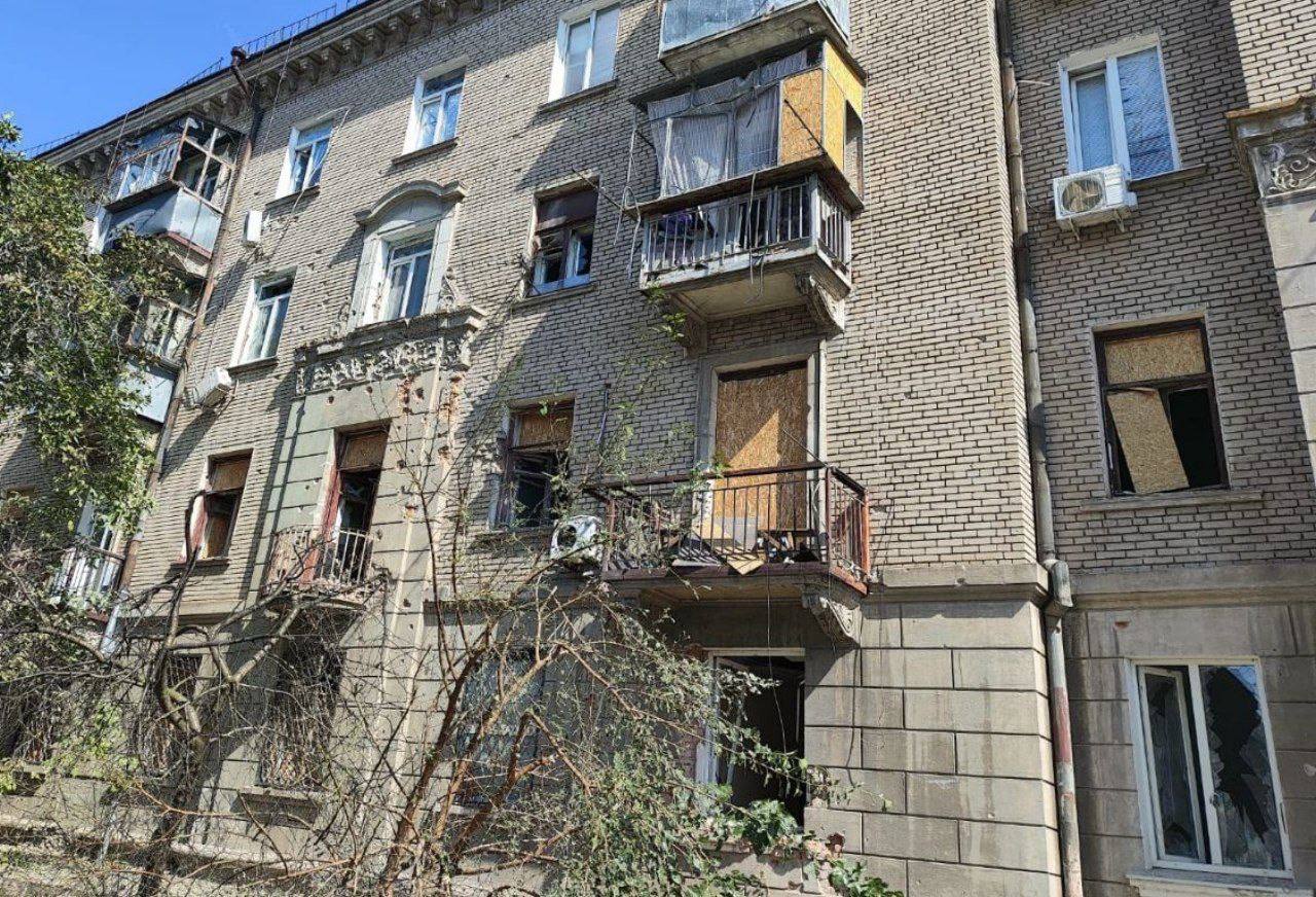 Понівечений у Нікополі багатоквартирний будинок.