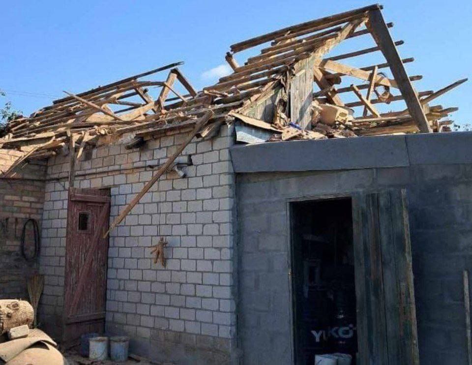 У приватній оселі місцевих потрощена покрівля. 