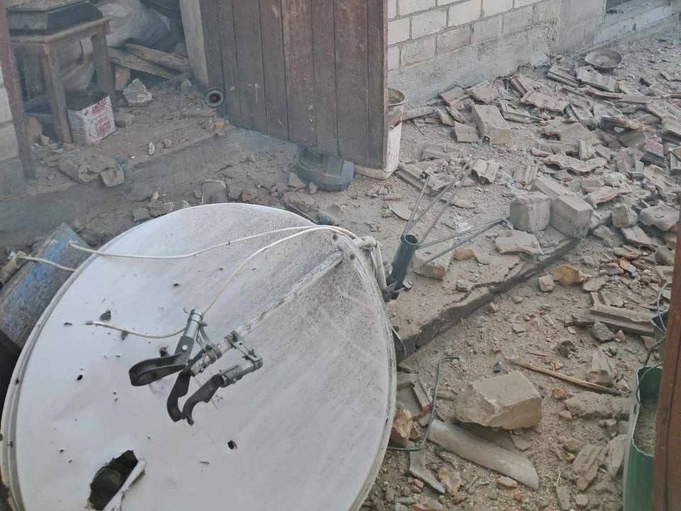 Приватне подвір'я у будівельному смітті після обстрілу росіян.
