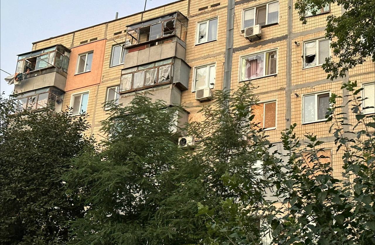 Потрощені балкони й вікна у багатоповерхівці