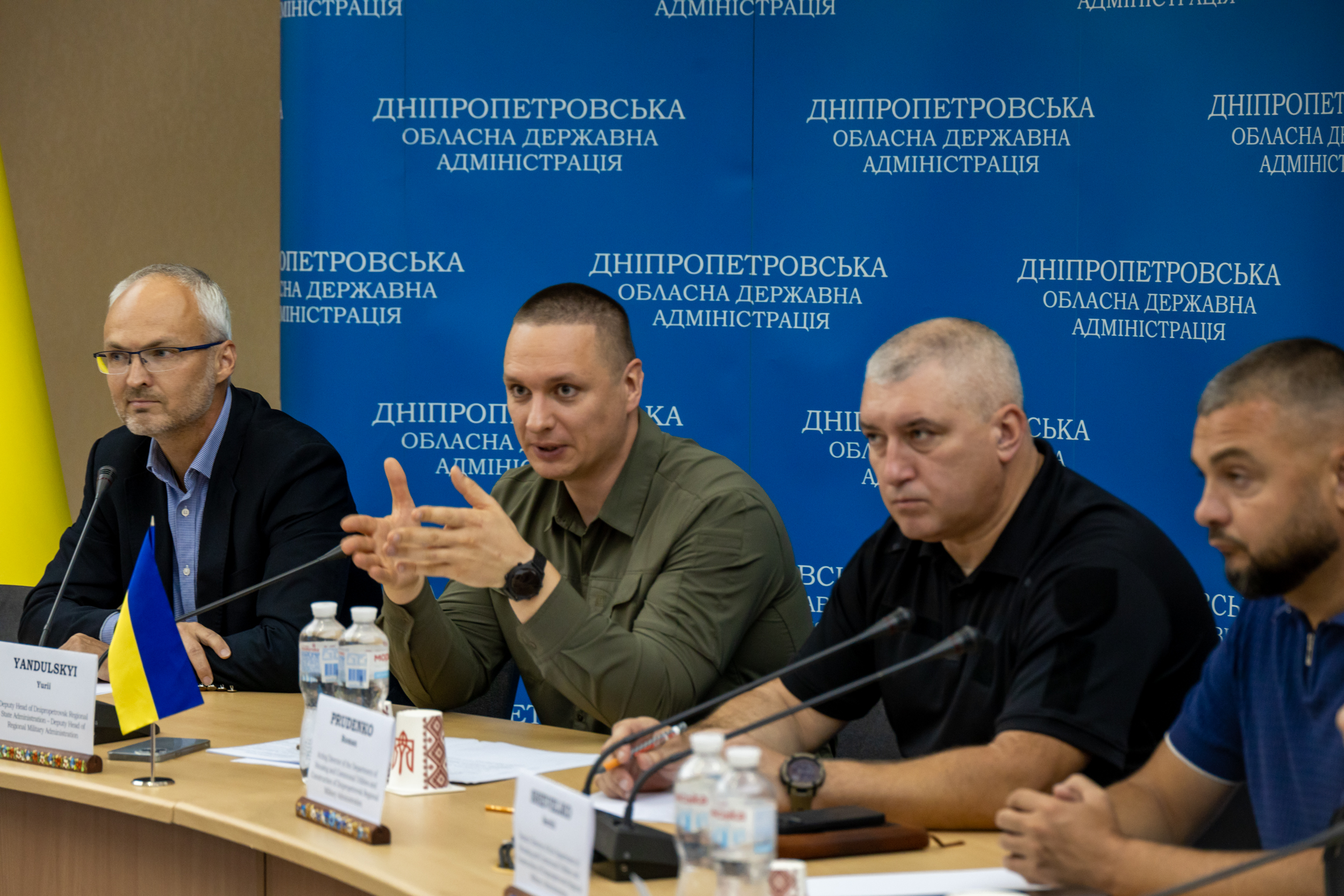Заступник начальника Дніпропетровської ОВА Юрій Яндульський модерує зустріч