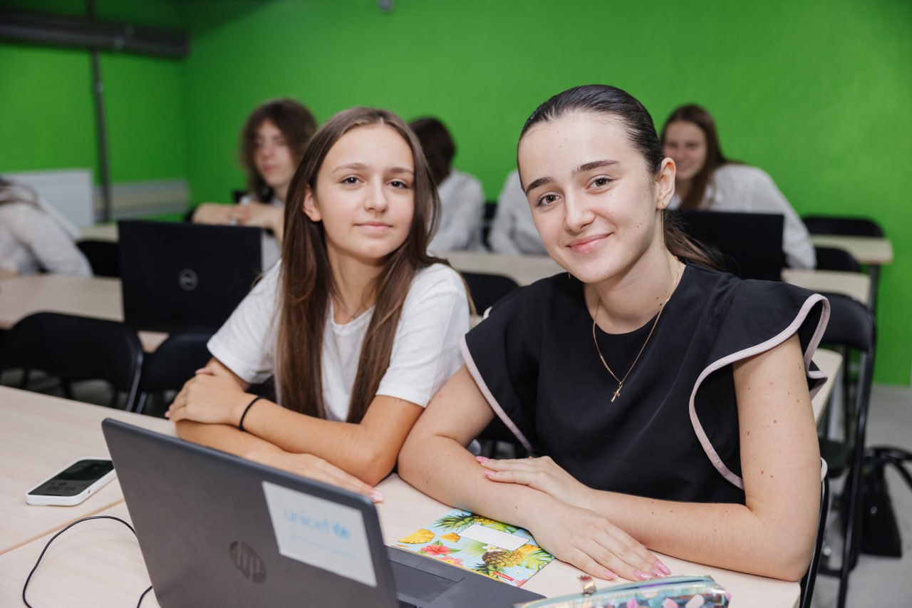 Ліцеїстки вперше прийшли на заняття в оновлене укриття