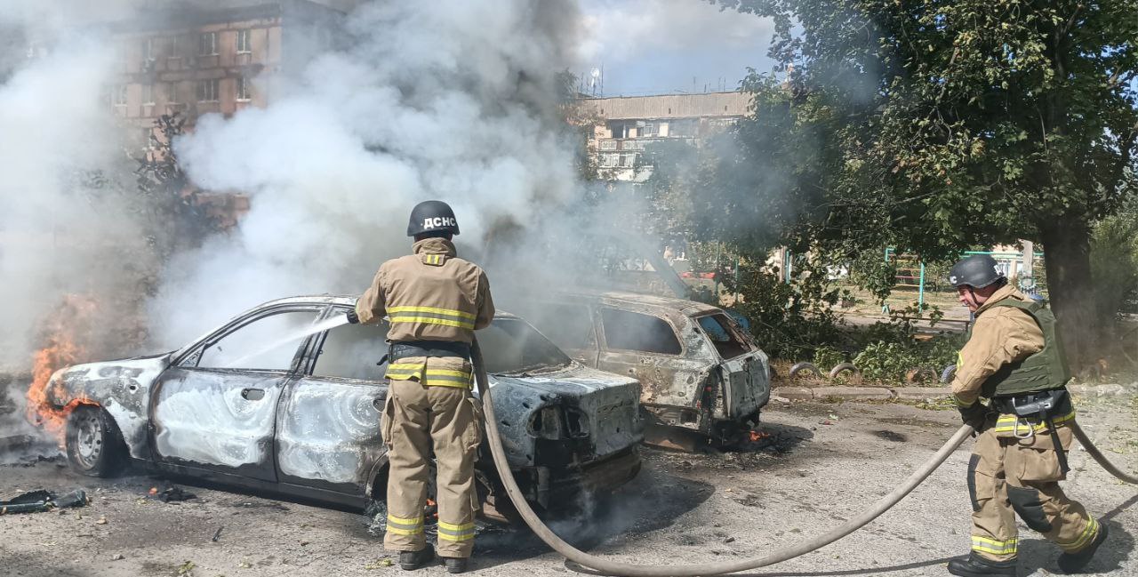 Рятувальники приборкують пожежу в авто