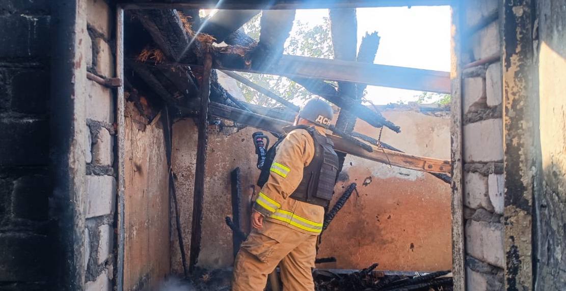 Рятувальник ліквідовує загоряння на Нікопольщині