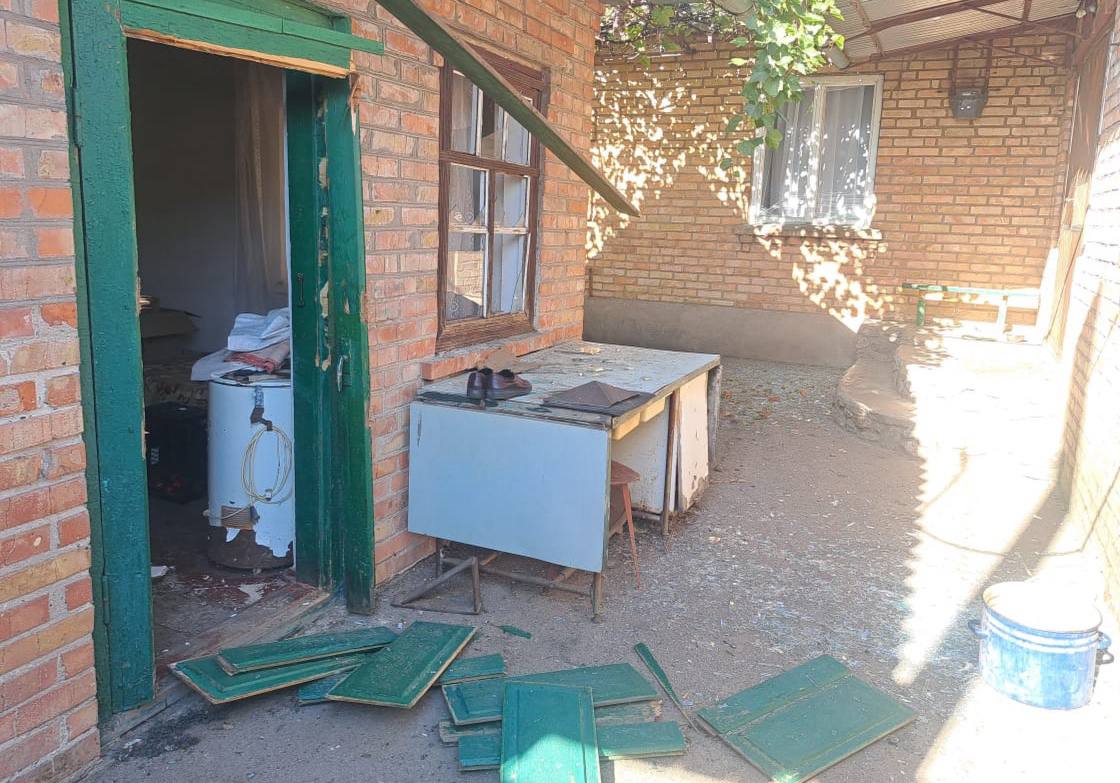 Вибиті обстрілом двері і вікно