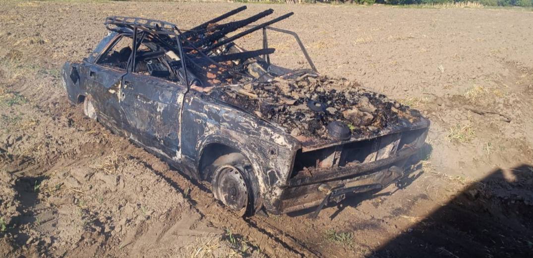 Легковик, знищений вогнем 