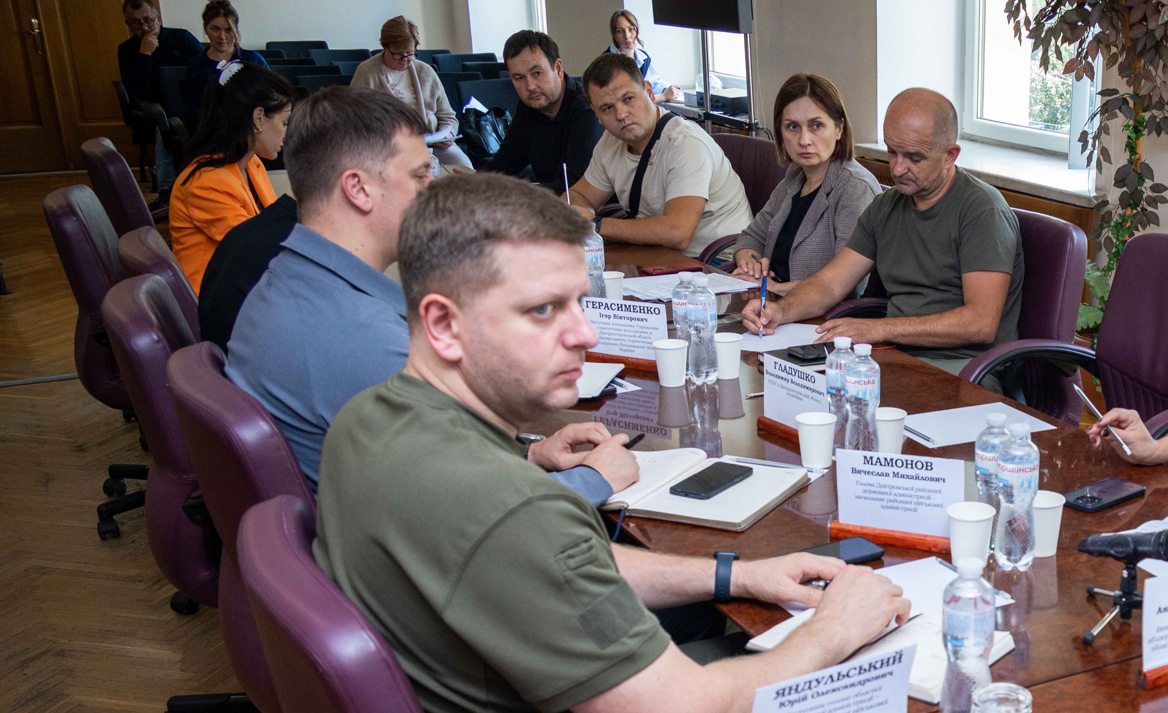 До обговорення тендерів запрошують представників підприємств-замовників і виконавців, керівників районів, податківців та аудиторів. 