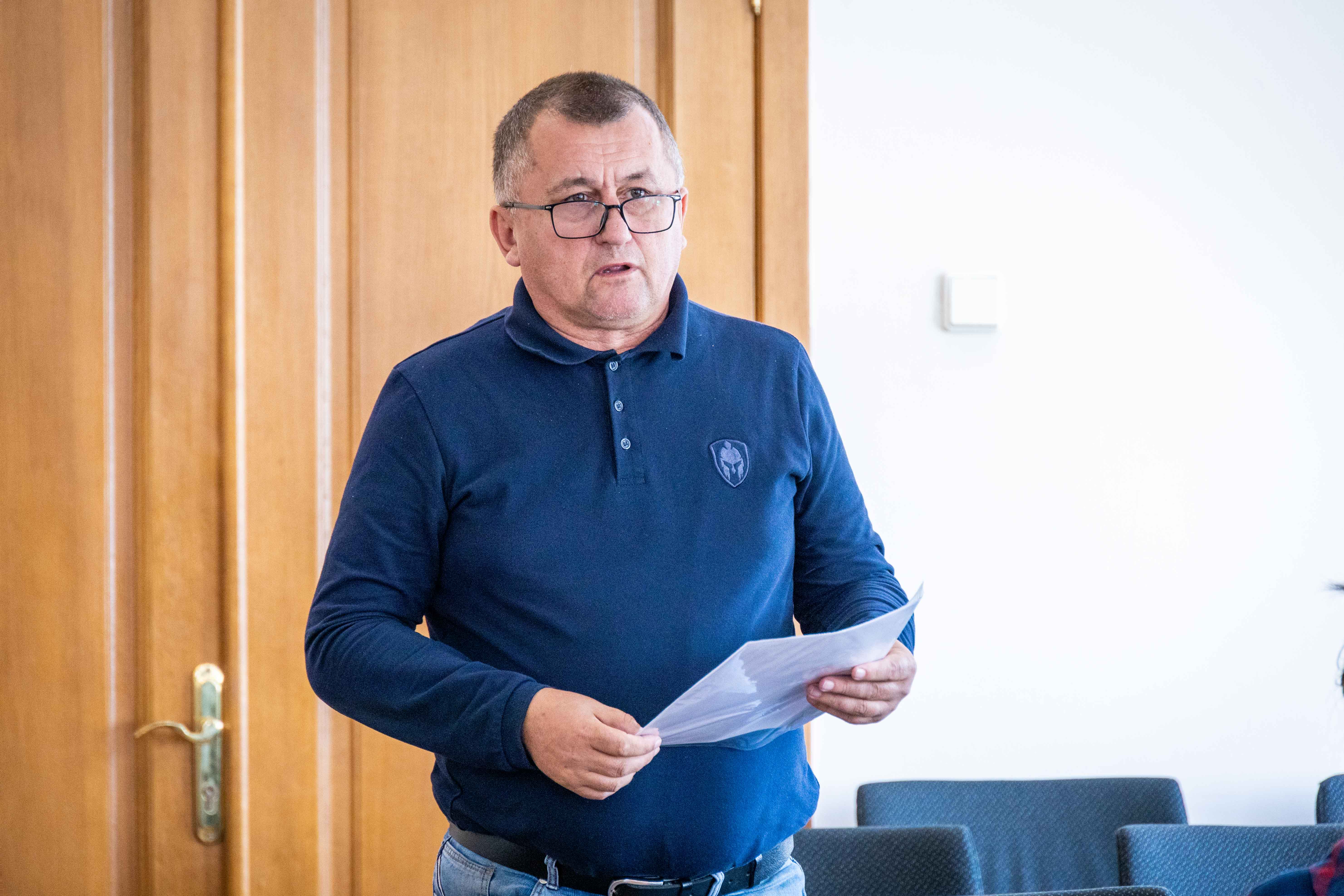 Учасник «Прозорості та підзвітності» відповідає на поставлені питання головуючого.