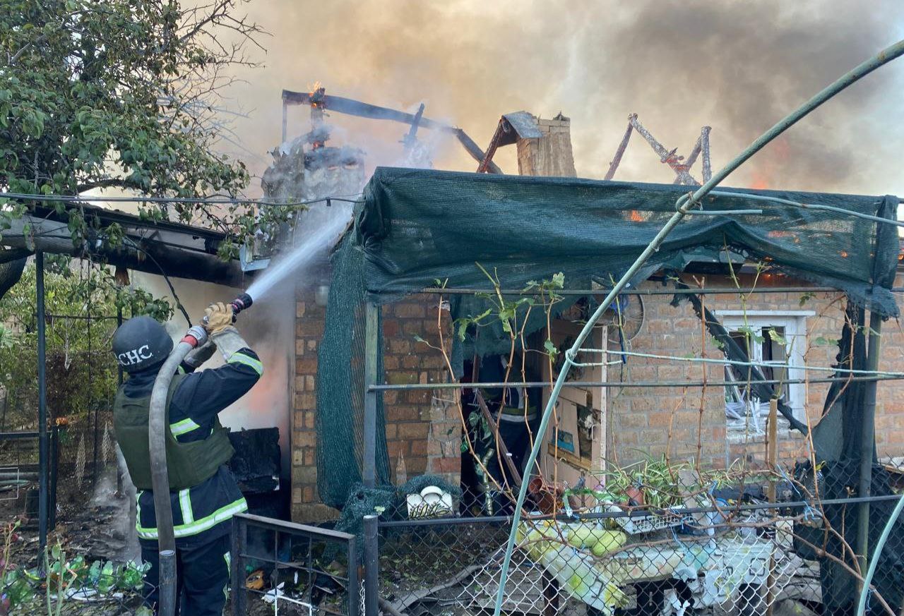 Рятувальники приборкують пожежу в лінтій кухні та господарській споруді