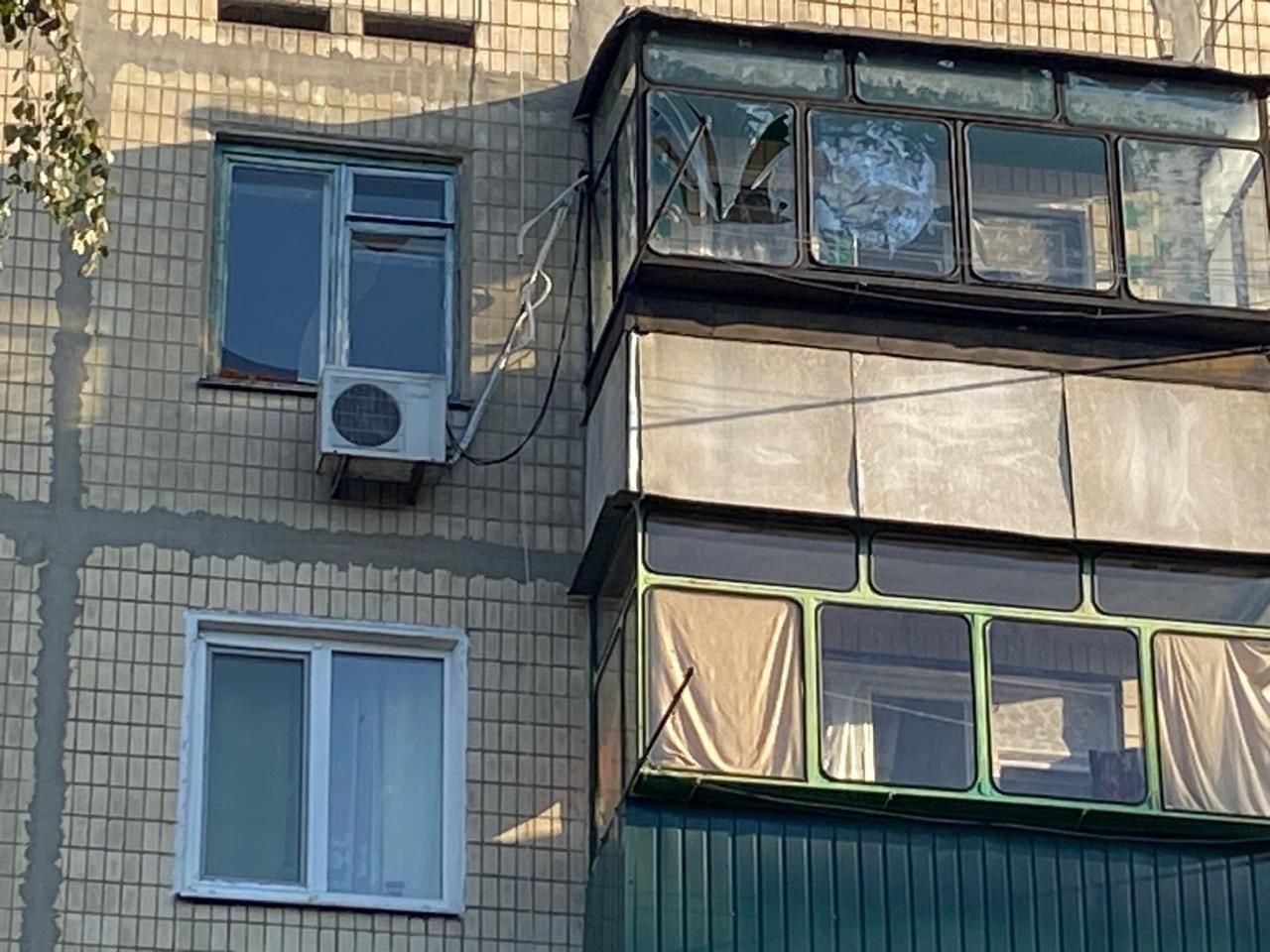 В багатоповерхівці побиті вікна