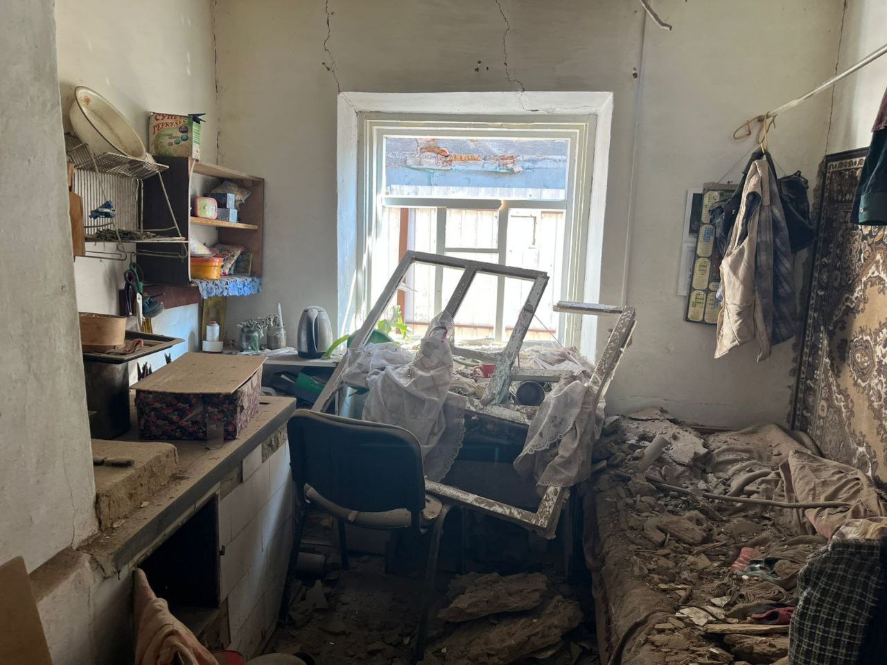 Кімната – вся в уламках 