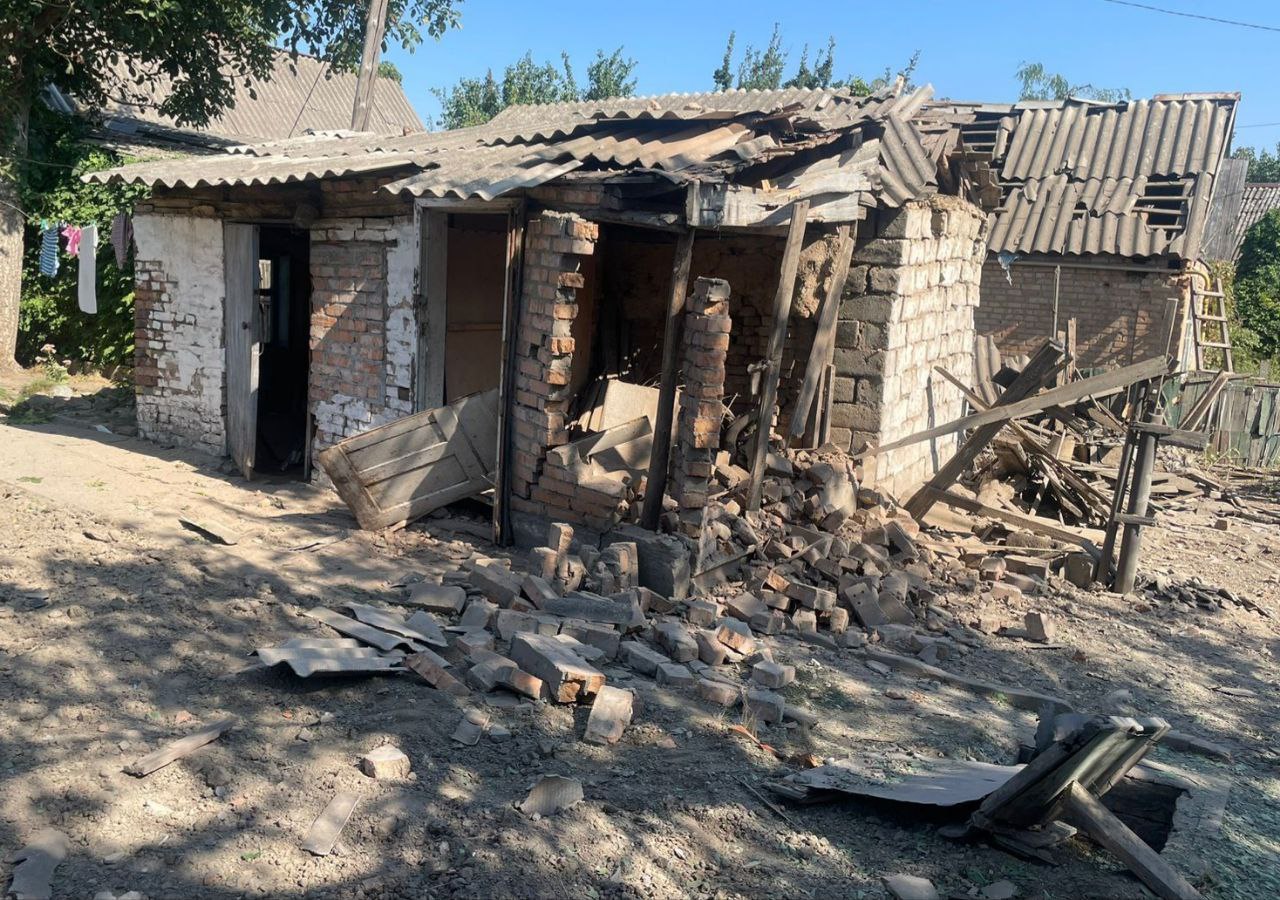 Понівечена господарська споруда 